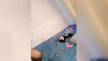 姿势看起来很诱人~激情脱衣舞~太诱惑啦~大长腿超性感迷人~快要顶不住射内裤啦！