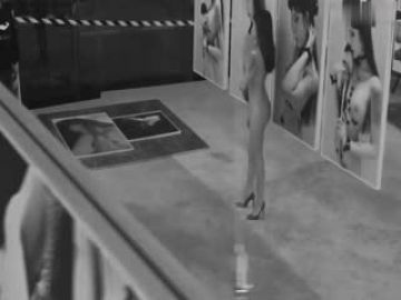 空姐模特小凡对着镜头搔首弄姿阴部被摄影师搞到快坏掉的啊