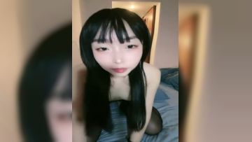 新人妹子，特写掰穴白虎干净，菊花和逼洞看得一清二楚，黑丝长腿掰开蝴蝶很粉嫩第04集