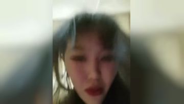 雪儿r粉 躲在男厕塞着跳蛋自慰，伺机勾引路人干一次就要500块钱的!