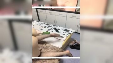 和炮友激情啪啪，黑色网袜手指扣逼特写后入抽插椅子上骑坐的!