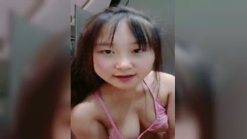 刚毕业就上岗的风骚学妹全程露脸大秀直播，听狼友指挥奶子发育的真不错，自己玩奶头撅着屁股发骚蝴蝶逼水嫩