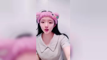 萌宝纯情嫩妹，奶大逼肥颜值高精彩大秀直播诱惑狼友，揉奶玩逼抠的淫水泛滥，浪叫呻吟不止，滴蜡奶头好刺激