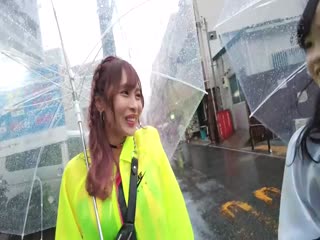 【夏日宣传活动】如果嫁了个不漂亮的媳妇还浪费精子的话，还不如让辣妹全部吞下精液散步 工藤ララ 逢见リカ