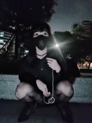 国产CD系列伪娘maya夜晚在路旁的小公园里偷偷露出自慰射精