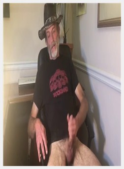 大公鸡爸爸在办公室休息