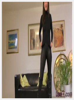 英国米尔夫炫耀她的大奶头