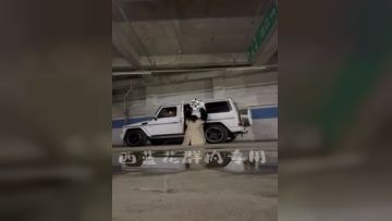 《硬核炸弹✅最新泄密》露脸才是王道！优质富豪约炮大佬【红烧西蓝花】粉丝群内福利~玩肏各类一字马外围模特(24)