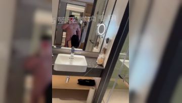 《硬核炸弹✅最新泄密》露脸才是王道！优质富豪约炮大佬【红烧西蓝花】粉丝群内福利~玩肏各类一字马外围模特(21)