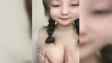 童颜大奶肥美鲍鱼全程露脸激情大秀直播，互动撩骚揉奶玩逼，道具爆菊花淫声荡语，抠的骚穴高潮迭起呻吟可射第03集