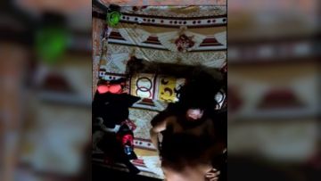 俯拍包工头小老板简陋蜗居房操情人饥渴难耐主动出击扒衣服啪啪疯狂舔逼边操边手机拍