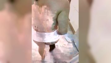 小哥双飞两个极品少妇，露脸玩的好嗨道具抽插骚穴，吃奶玩逼上下一起草，享受骚逼的口交从阳台草到床上浪叫第04集