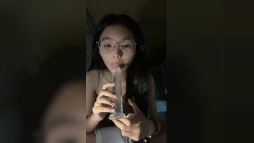 正宗大学生~宿舍直播~【困困兔】道具狂插流白浆，眼镜妹，室友睡着偷偷脱光，身材不错诱人 (3)