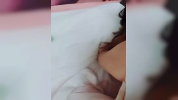 胸部发育超丰满的妹子自慰掰穴，和男友无套啪啪做爱后入，直到口爆第04集