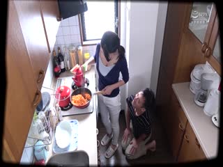 我一个温柔的已婚妇女决定帮助处女