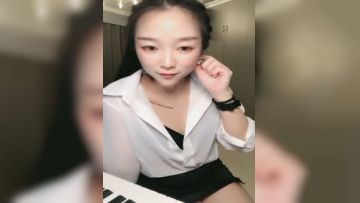 钢琴老师才艺主播，露脸了跟狼友互动撩骚，脱光了边弹钢琴边唱给狼友听，火辣艳舞逼逼掰开给狼友看特写真骚第07集