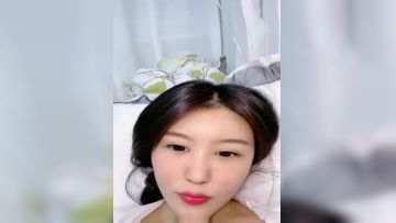 宅男女神级别的少妇，在家喝喝酸奶，再给狼友们展示自己粉木耳!