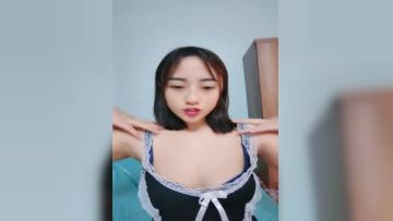 花臂女仆露脸白丝小骚逼镜头前的诱惑，淫声荡语互动撩骚听指挥，带刺的道具抽插骚 穴，浪叫呻吟表情好骚刺激第01集