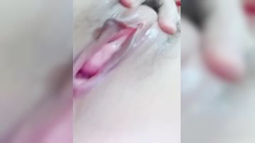 饥渴的哺乳期奶妈，全程露脸骚逼饥渴难耐想要狼友的大鸡巴草，淫声荡语互动，挤奶水给狼友喝，抠到骚逼高潮第03集