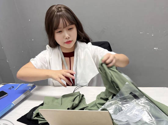 把舅妈按在地上当狗操