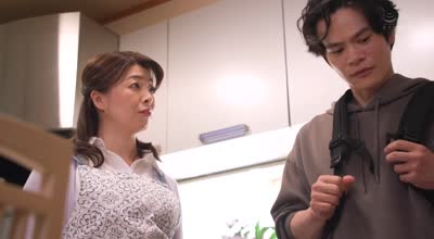 Madonna - ROE-336 最爱の母と饮み交わした一夜。酒と潮吹きに溺れて大人になった仆。 冈江凛